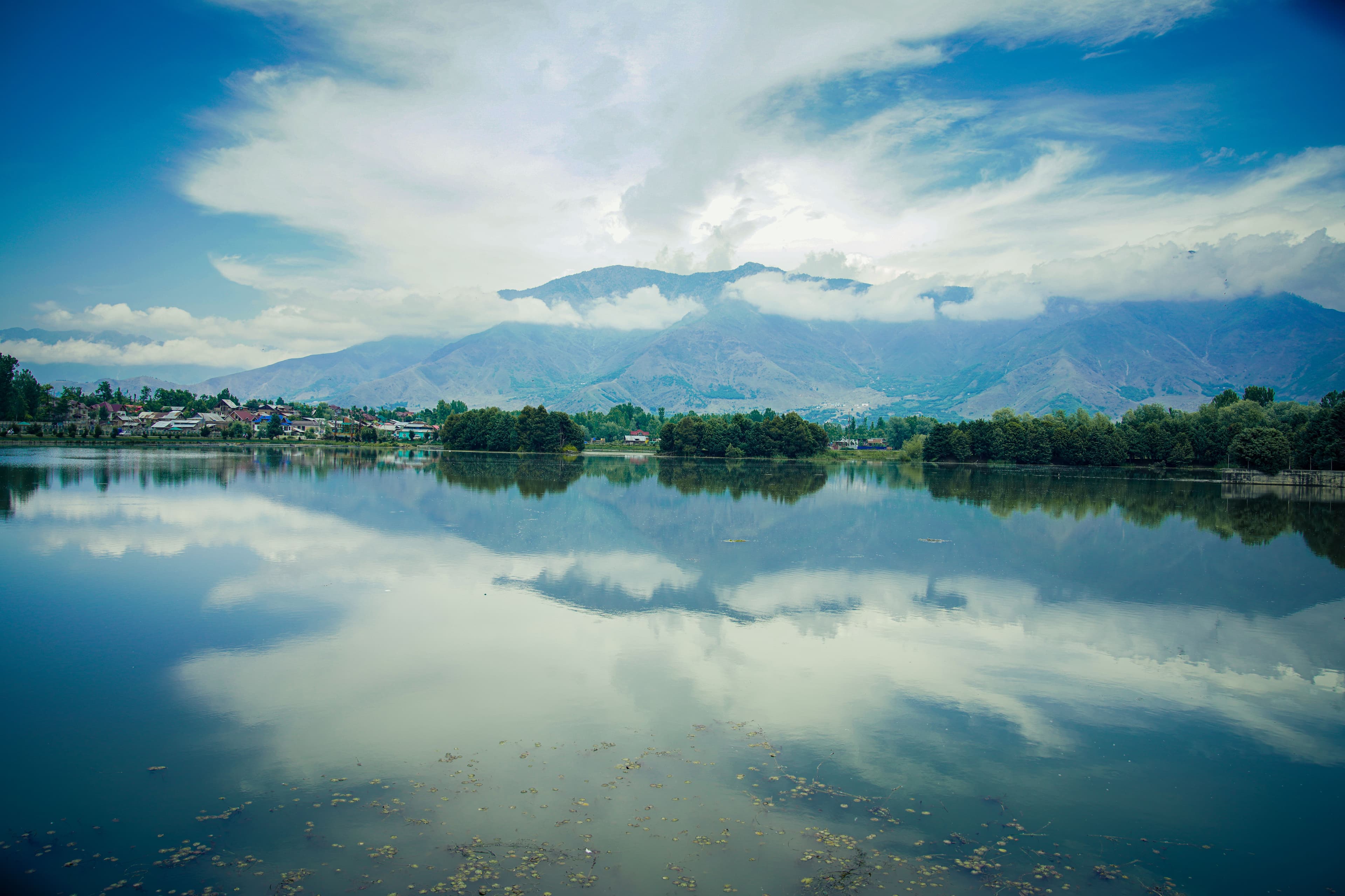 Kashmir Group Travel Tips: Houseboats, Gondolas, and Valley Treks